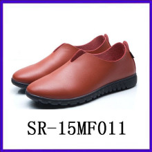 Les chaussures d&#39;injection supérieures PU simples glissent sur des chaussures pour hommes